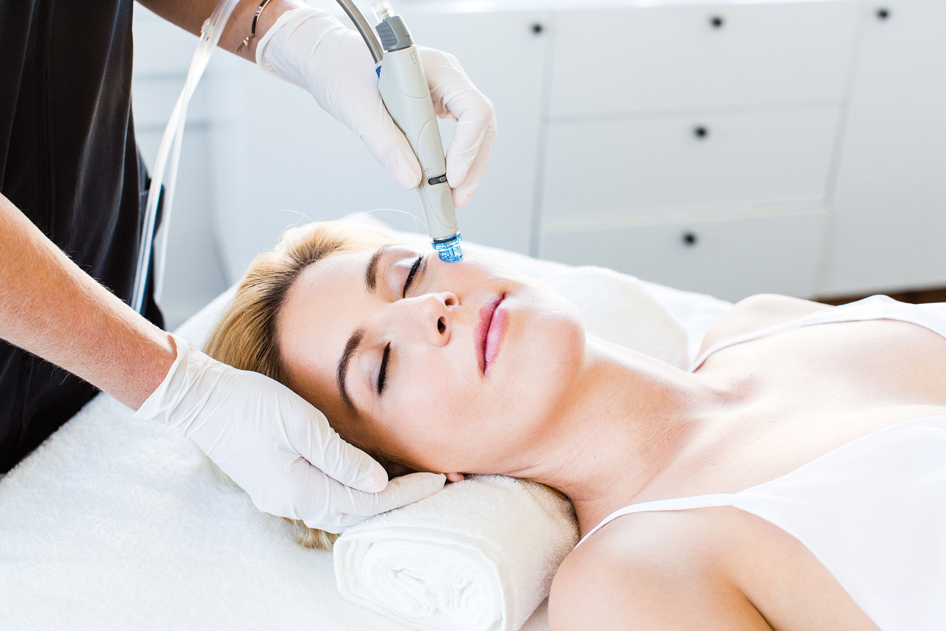 Hydrafacial-R-Treatment-Frau-Blond